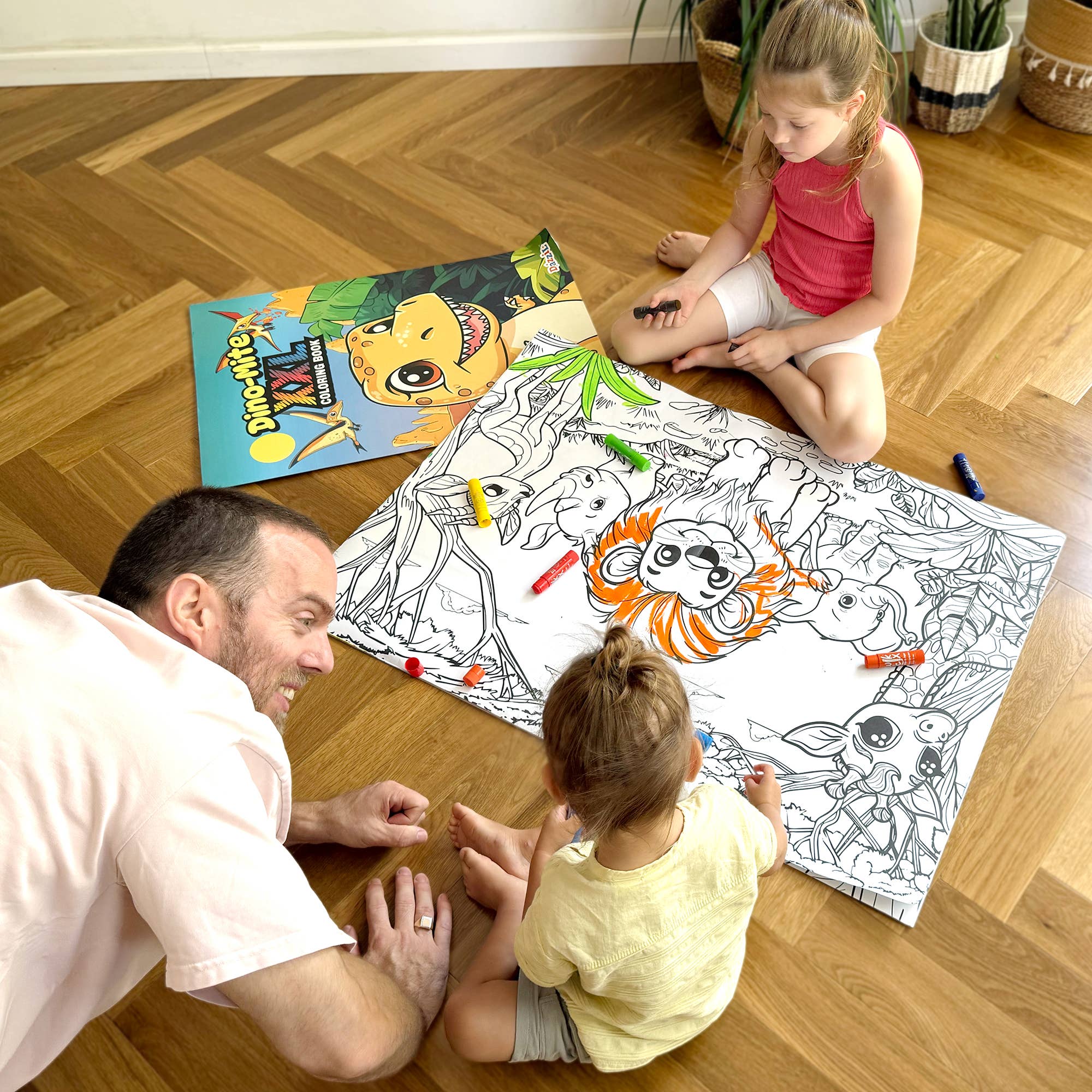 Nova Toys LLC - Animal Kingdom - XXL Coloring Book