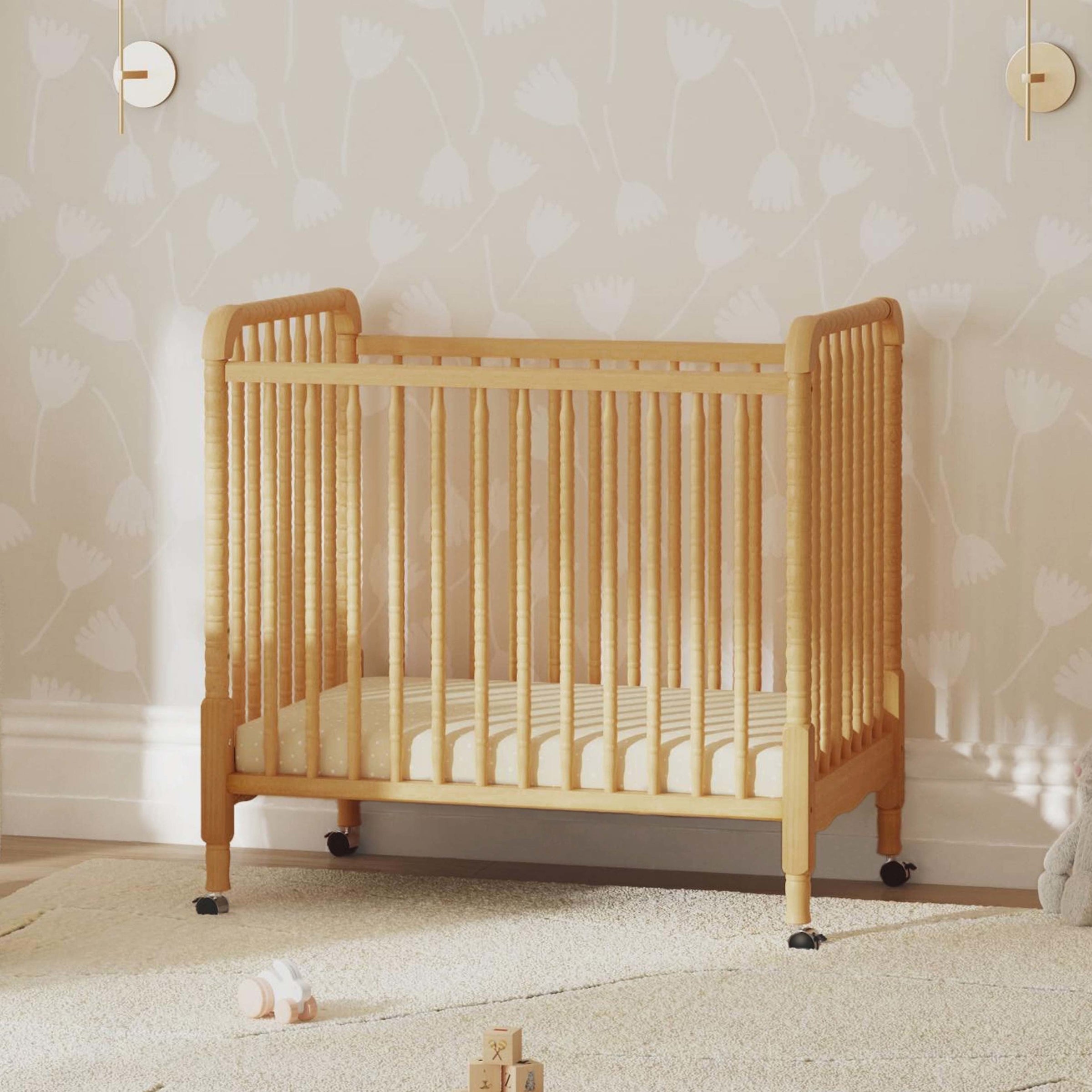 DaVinci Jenny Lind 3-in-1 Convertible Mini Crib